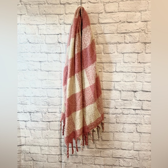 NWT Gap blanket scarf - Picture 2 of 3